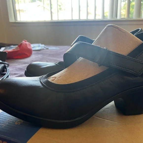 Clarks Emily2 Mabel Black Leather Flats with Classic Design and Polished Finish - Picture 4 of 16